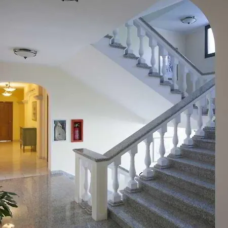 Marina Palace 아파트호텔 오로세