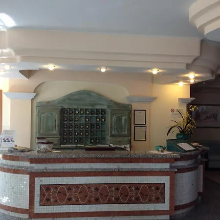 מלון דירות Marina Palace 4*