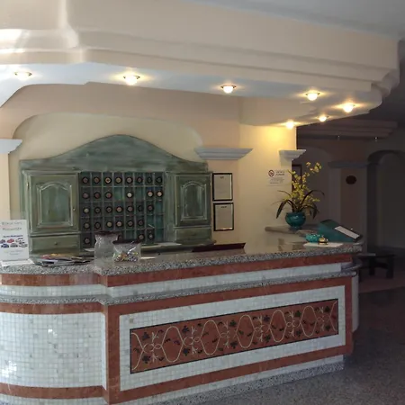 מלון דירות Marina Palace 4*