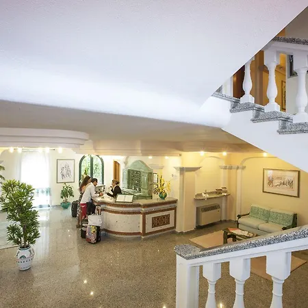 מלון דירות Marina Palace 4*