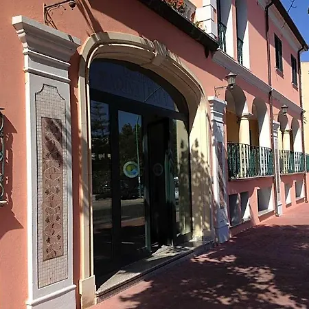 Marina Palace מלון דירות אורוסיי
