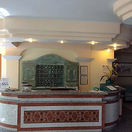 מלון דירות Marina Palace 4*